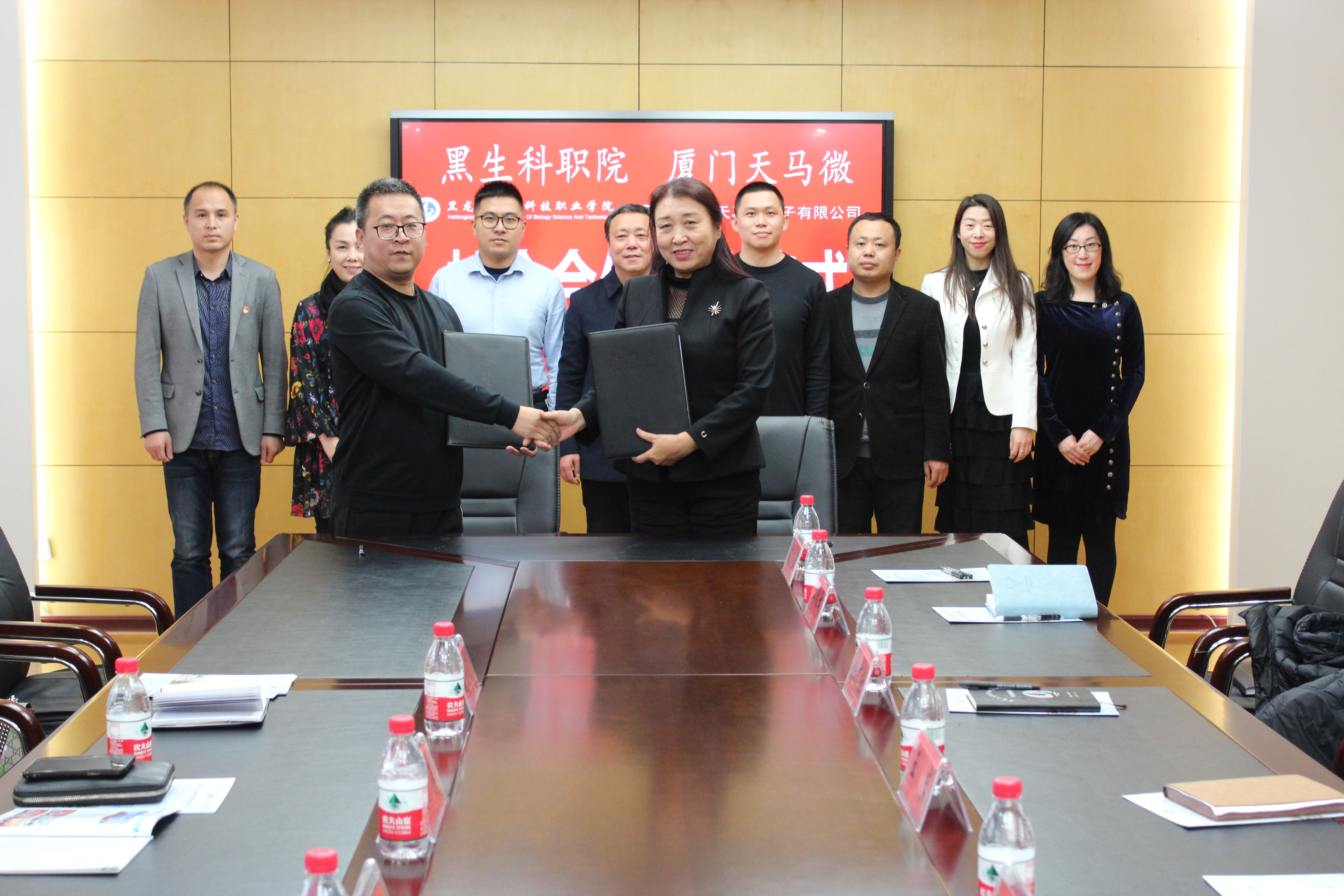 1605165564302152.jpg 签订校企合作协议2.JPG