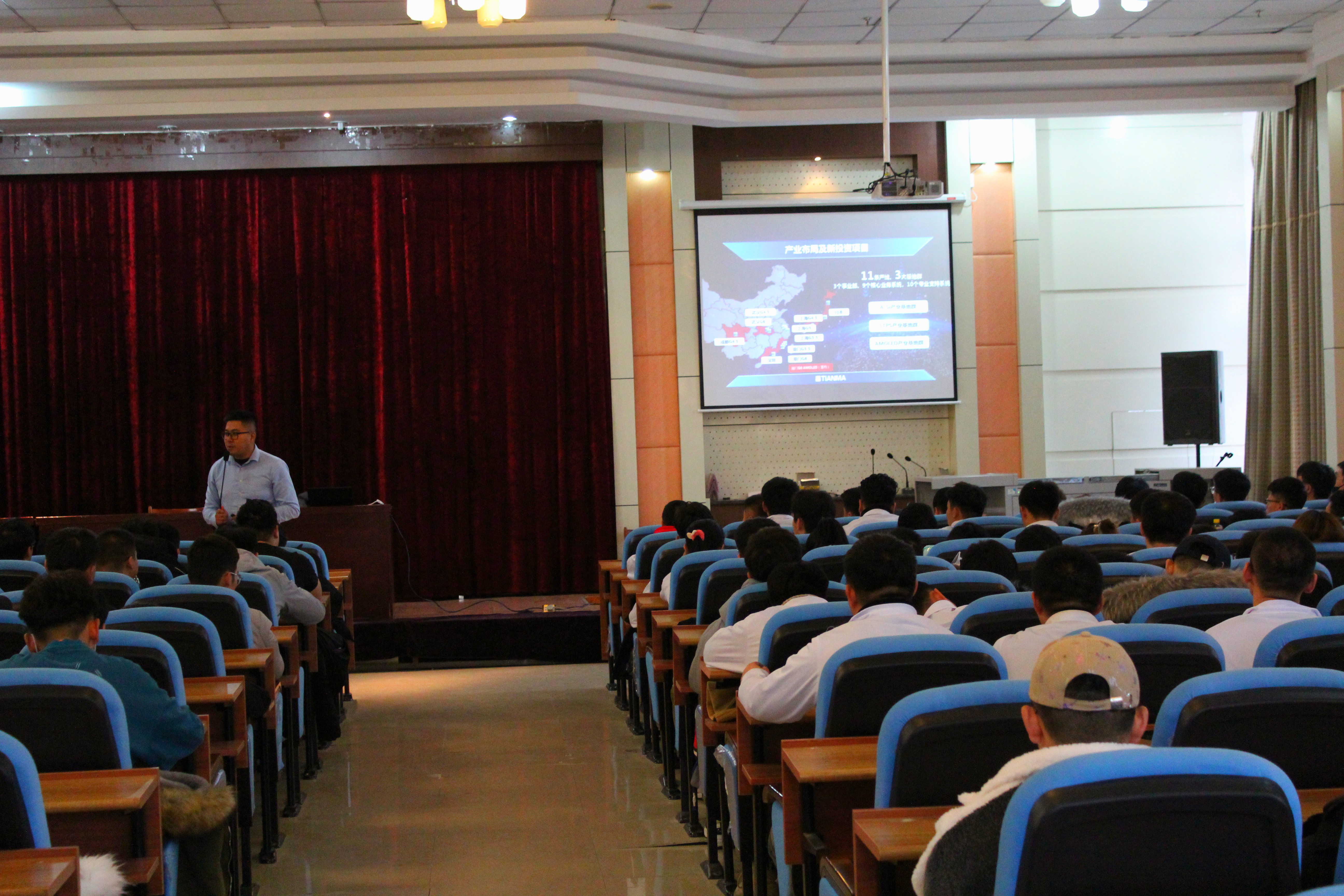 1605165818470808.jpg 天马微人力总监边朝鹏向学生做企业介绍2.JPG